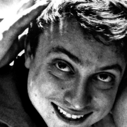 MarekWalder's profile picture. Mistr plachého úsměvu. Současně však člověk vyčerpaný psaním o tom, čím je a co dělá.