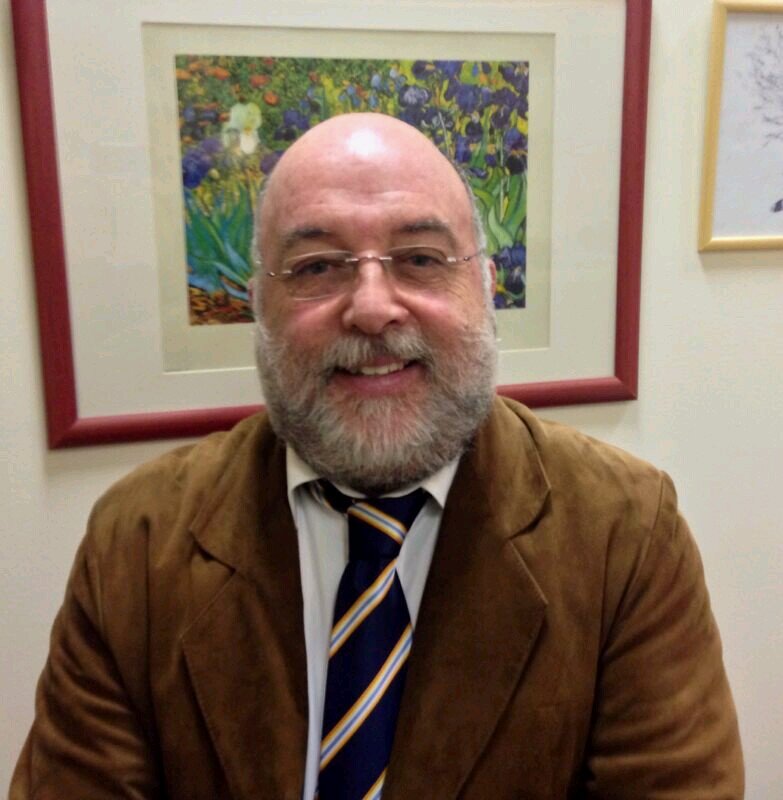 Magistrado y profesor de Derecho Público. Rojo. Fui Defensor del Pueblo Canario y Senador. Representé a España en el Consejo de Europa. Leo novela negra y nado.