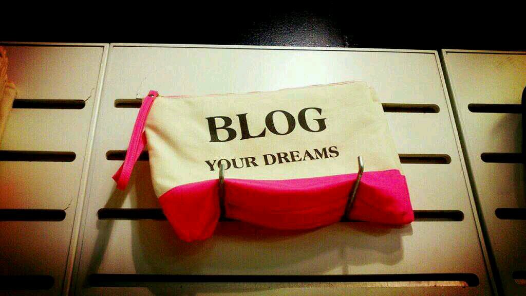 Twitter de las fans de Silvia (1 silla para mi bolso) de sus Looks y de la moda en general!