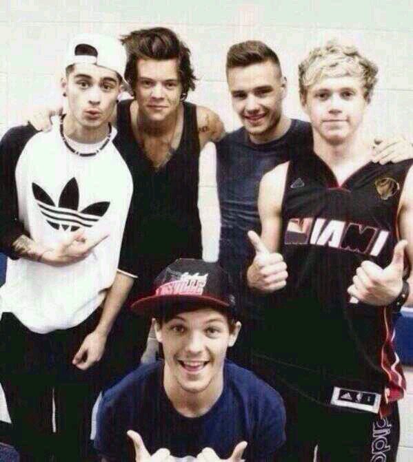PLEASE FOLLOW @pizzandharryy SHE FOLLOWS BACK♥♡♥♡♥♡♥