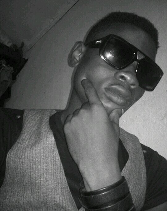 Ah look gud iven in a brokn mirro