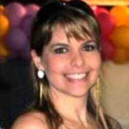 Me fiz de rocha mas sempre fui flor.
 Porque aprendi, que a vida, apesar de bruta, é meio mágica. Dá sempre pra tirar um coelho da cartola!