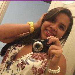 a menina que aos poucos foi trocando barbie por maquiagem,
trocando seu mundo de sonhos pelo da realidade.
hoje sua vida segue em frente, o passado não importa