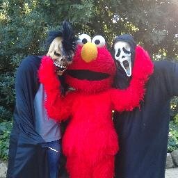 Youtubers lokers, hacemos videos de risa, por que hace falta reir en esta vida! Nos encanta scary movie! Por eso hacemos algun guiño a ello. We are gamers!