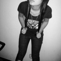 me encanta la fiesta y salir soy una chica vividora me encamtan swan y wiz y 2pac kiero al rap y reggae como vida solo sigo a xicos guapos. onelove