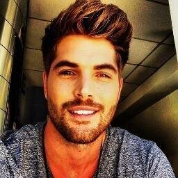 Eu costumava desabafar com algumas pessoas quando ficava triste. Mas, hoje eu prefiro pegar um fone e deixar que as músicas me escutem.