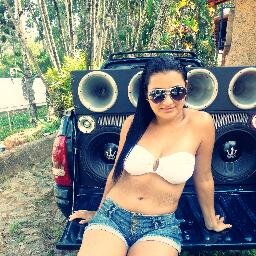 Eu odeio quando você sai batendo a porta sem me escutar, Mas adoro quando sempre se arrepende e volta e pede pra ficar ♪