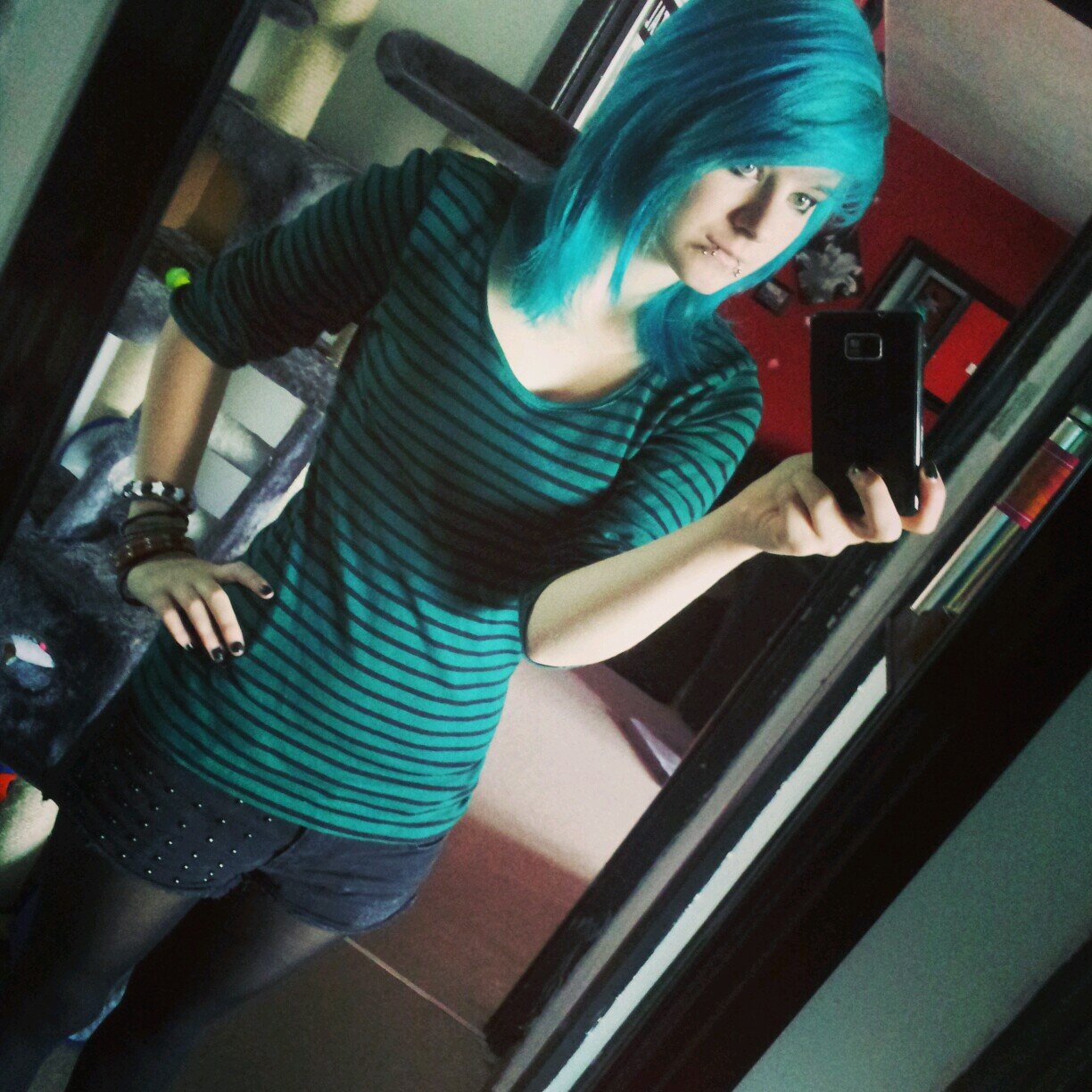 hey there the names Sian:)17~England~Music~I have 9 piercings~ I also have a tiny obsession with blue hair! :)