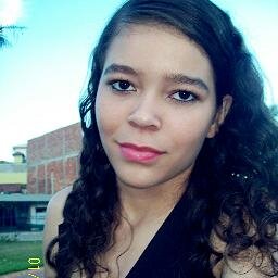 Amo fazer as pessoas rirem,amo meus amigas friends e gosto muito de sorrir mesmo estando triste