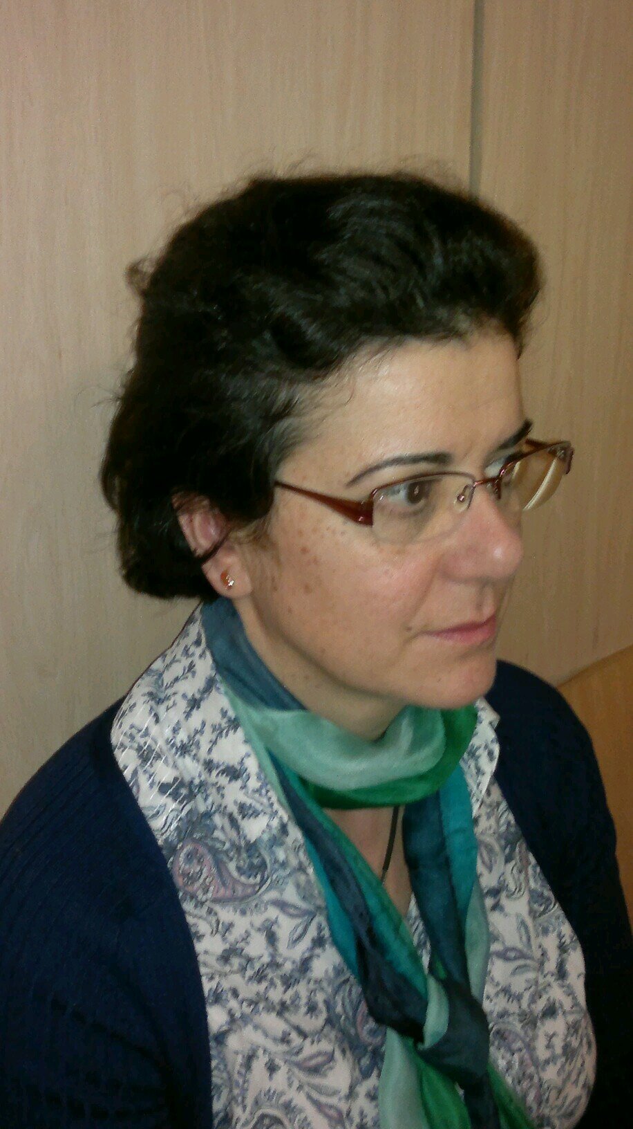 Interesada en fomentar la movilidad real y efectiva entre las distintas AA.PP. Defensora del acogimiento familiar de niños/as y su adopción.