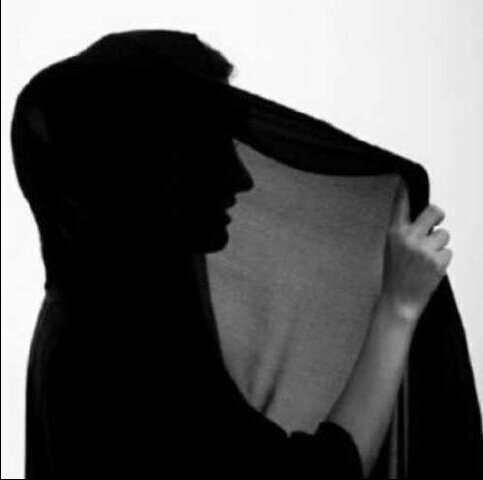 فتاه من مواليد لندن متمسكہ بحلم يصعب تحقيقيہ , شبہ كاتبہ ربما لاني خُذلت اكتب  , مهيمہ بحب خائن .. لا شيء هنا سوى بعثرة احرفي !