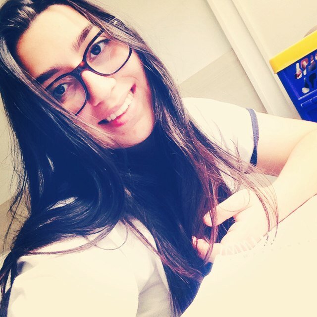 Instagram: @_laracyrillo
