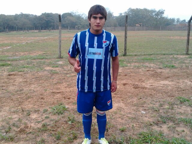 Olimpista de corazon y orgulloso de ser cordillerano!!         Jugador del clud nacional.puesto lateral izquierdo.