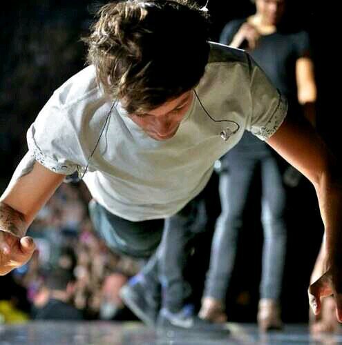 Directioner, lovely,always positive (almost), loving the cats and Louis Tomlinson!