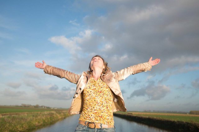 ...beweegt, loopt, rent, danst, vliegt en landt om opnieuw in beweging te komen. Creëert documentair in film en verhaal. Cares about... lots.