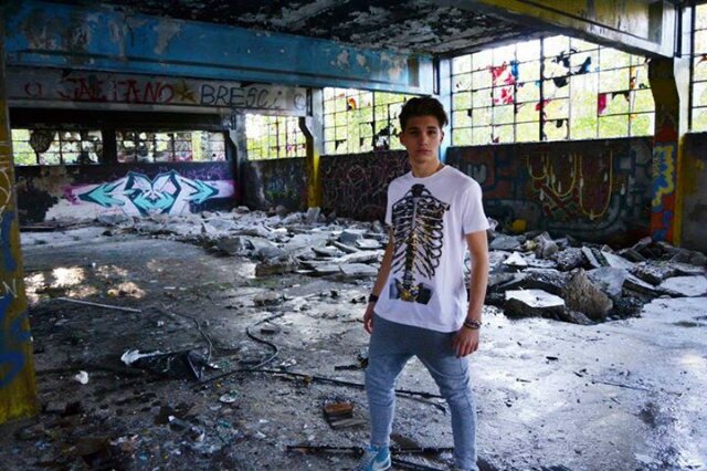 17años, soy sociable/ Mi vida son las fotografías,la música y el baile.