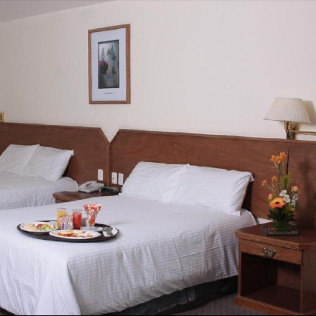 Inmejorable ubicación en el centro histórico, televisión por cable, desayuno continental incluido, Internet y estacionamiento gratuito.