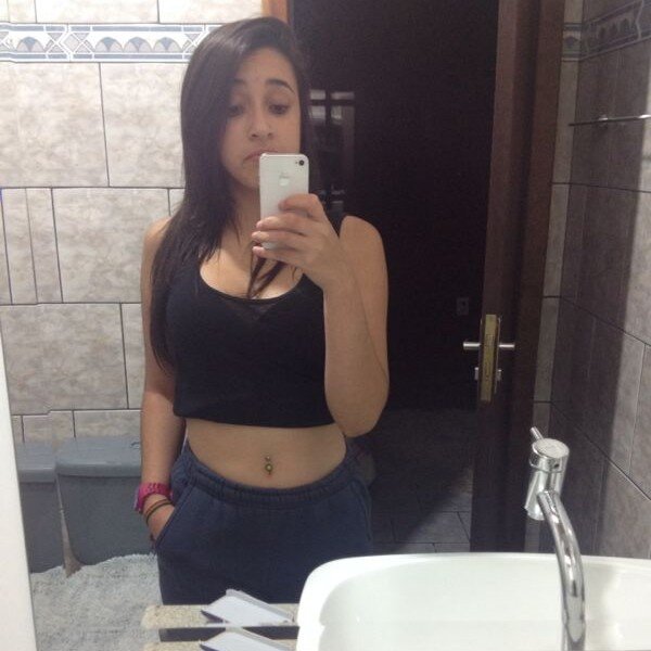 ciumenta,chata,romantica,sentimental,amiga,companheira,sincera,bipolar,marrenta ...PRAZER.............................EU