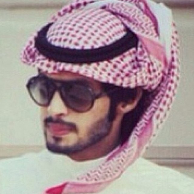 ماجستير علوم مراجل ،،، !!! .. شاعر متمكن ،،☝ .. .. .
في غيبته عيا القلم يحاكي سطوره !!
يقول جف الحبر من طاري غياابه ،،
.Q8