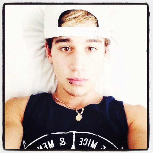 If you follow me I'll follow back. Janoskianator,Directioner,Rusher,larry shipper,& a Wolfie. 3/3 RM+Official Page ,@shantalrhodes,
