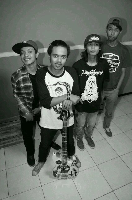 poppunk gk jelas , seng penting berkarya @AAstudiomusik @Naugtywear_MLG
