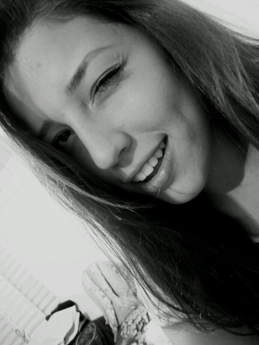 ''Sorria bonito e deixe os outros quererem descobrir qual é o segredo que faz você rir.''