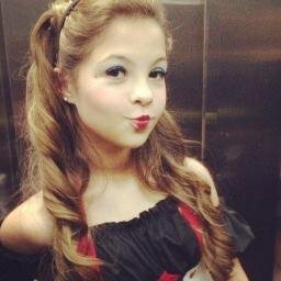 Queria apenas um abraço; Mais simplismente realizada por ter o gostinho de ser fã n^1 e dizer que Te Amo:)Seguida por: @_juliagomes_ @giuliagarciaofc