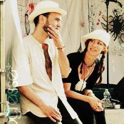 Poésie Moderne électro-rock : Laurent superpose des super-boucles d'instruments et Caroline chante la vie avec amour et humour.       EP disponible sur iTunes.