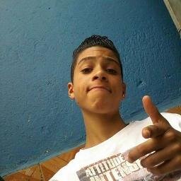 Nem sempre o sorriso que trago no rosto,
                    é a vida que eu to levando!
