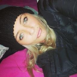 Chez moi les yeux ne se baissent pas , Et les ami(e)s ça se baise pas. Vaut mieux faire la belle devant un miroir , Que faire la pute sur un trottoir