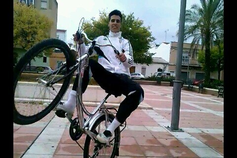 me gustan las bicis ,las motos de croos y los jilgueros  jajaja nose que poner joder jejeje