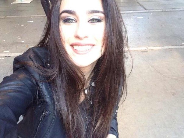 i gave you a free follow so pleaseeeeee follow @Evi_Sia_5h and not me! ohh and if you want ask her for a follow back!