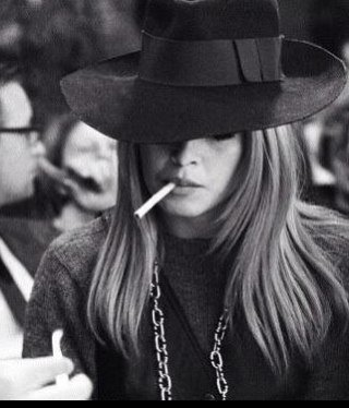 _vintagelovve's profile picture. اقرأ بريق عينيها، اكتب ماينعكس في قلبي لها، مُكتفيه بحبٍ أحيا روحي.. -موعدنا في شهر ديسمبر-.