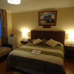 Disponemos de 33 habitaciones confortables, sala de juegos, sala de billar, sala de conferencias, internet, wifi, cafetería,restaurante
