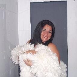soy yiya Centeno, comediante, Abogado, doy clases en la universidad; me encanta ver friends y Sex on the City, cuando sea grande quiero ser como Martha Piñango