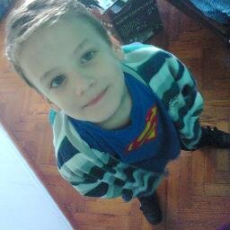 Rubio y Ojos Celestes & me gusta el futbol y el skate ♥