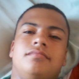 Amo as coisa mais simples da vida como jogar bola com amigos e servir a Deus!!