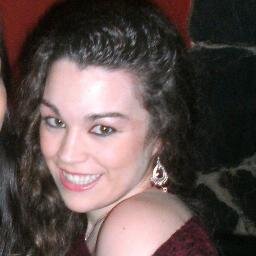 Graduada en ADE y estudiante de Inglés y Francés. Si tuviera que describirme en  tan sólo una frase, diría Luchar, reír y vivir, esa es la clave de todo =)
