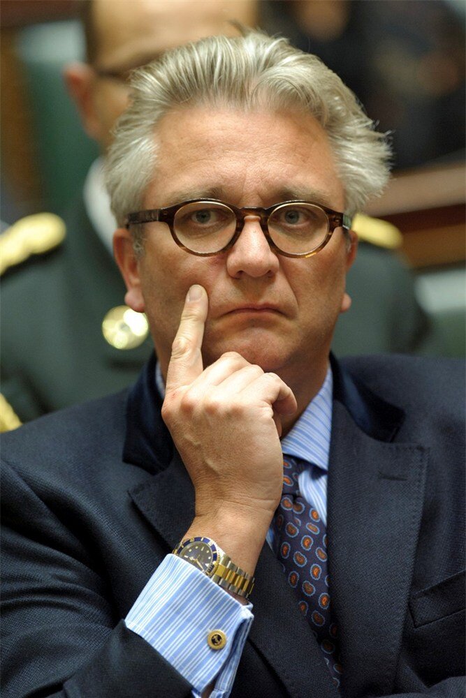 Laurens (Laurent) Benedict Boudewijn Maria Kapitein-ter-Zee. Broer van. Liefhebber van dieren en Claire. Fictieve prins. In poleposition voor de Belgische troon
