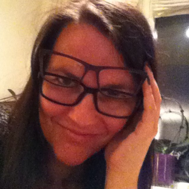 MargretheAulie's profile picture. Brunt hår, briller, besserwisser-light. Tekstforfatter og kommunikasjonsrådgiver.