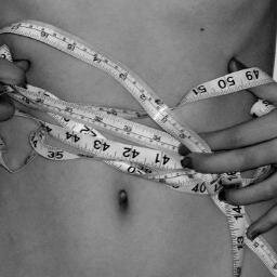 Bulimia a morir, o hasta morir. Vida de mierda desde el jodido 1998. Si no me quiero ni yo, como para que lo haga alguien. 'Pelirroja, muerete.'