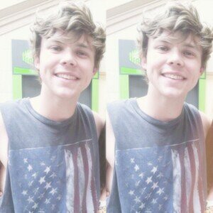 Ashton Irwin || 19 || Taytay? only mine! || Lux? the most beautiful baby in the world. || shippo i larry.