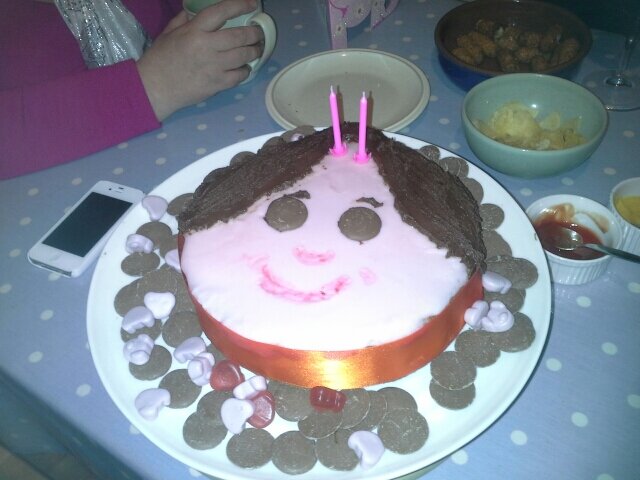 Mother of 3/Mam i dri. Canol oed a chanol y ffordd.