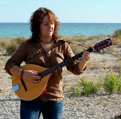 Songwriter & producer. Cantautora, treballadora de la música i antropòloga en procés.
