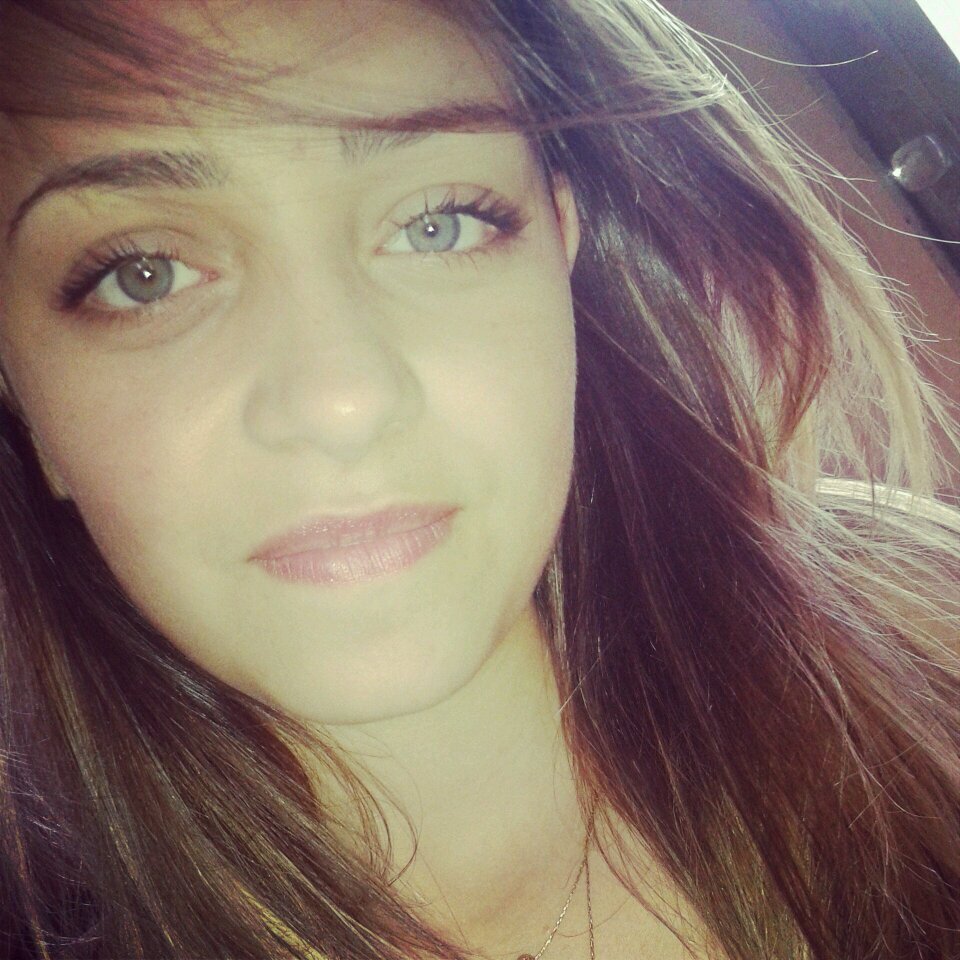 18 anos, pisciana. Meu maior ídolo? @luansantana ! Quer saber mais ? follow-me ;]