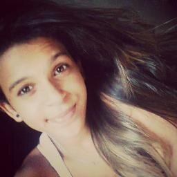 Tá , é verdade , admito . Eu xingo , eu grito , eu choro , eu brinco , eu dou risada nos momentos errados , eu estudo um dia antes das provas e eu falo alto !