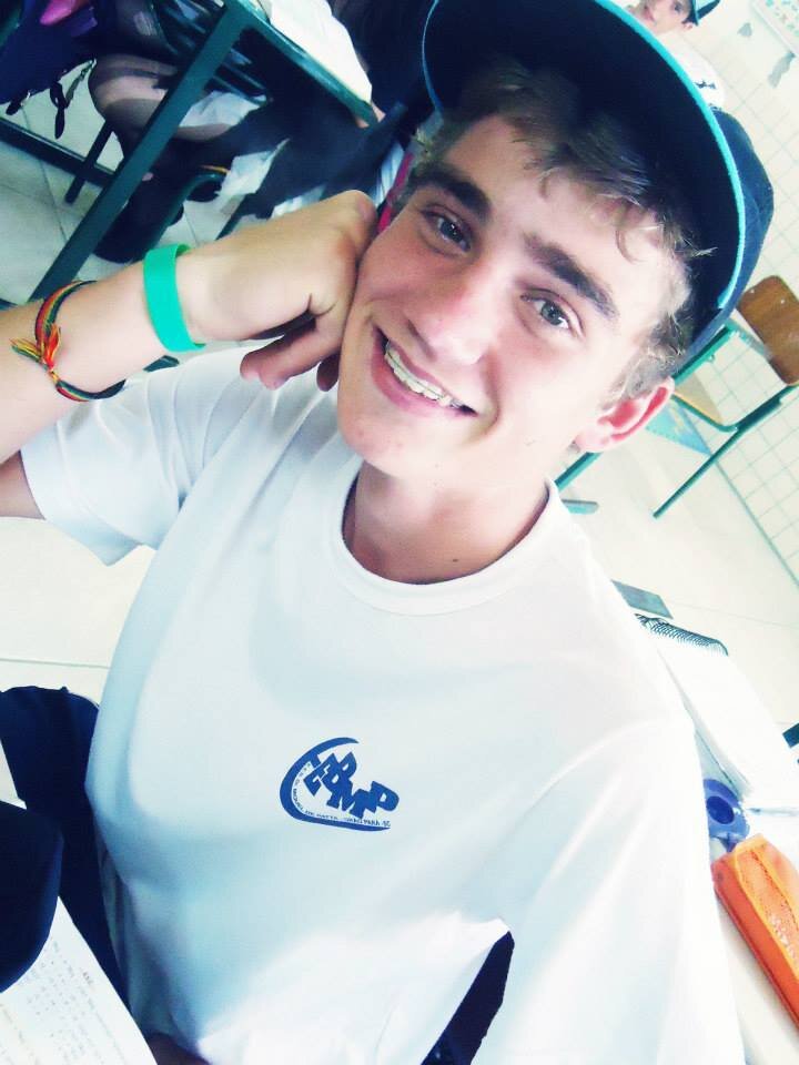 Amo futebol praia e pizaa :))