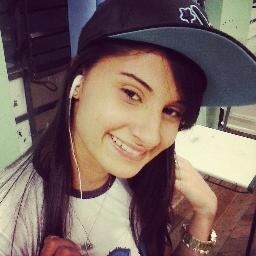 Garaotinhaa que chora,mas aprende com as suas lagrimas.Que sofre,mas luta pra sair de seu sofrimento.Guerriera batalhadoraa e nao desiste facil!