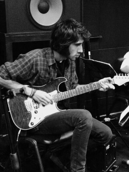 Born on 1990 in tehran
and i'm a musician
