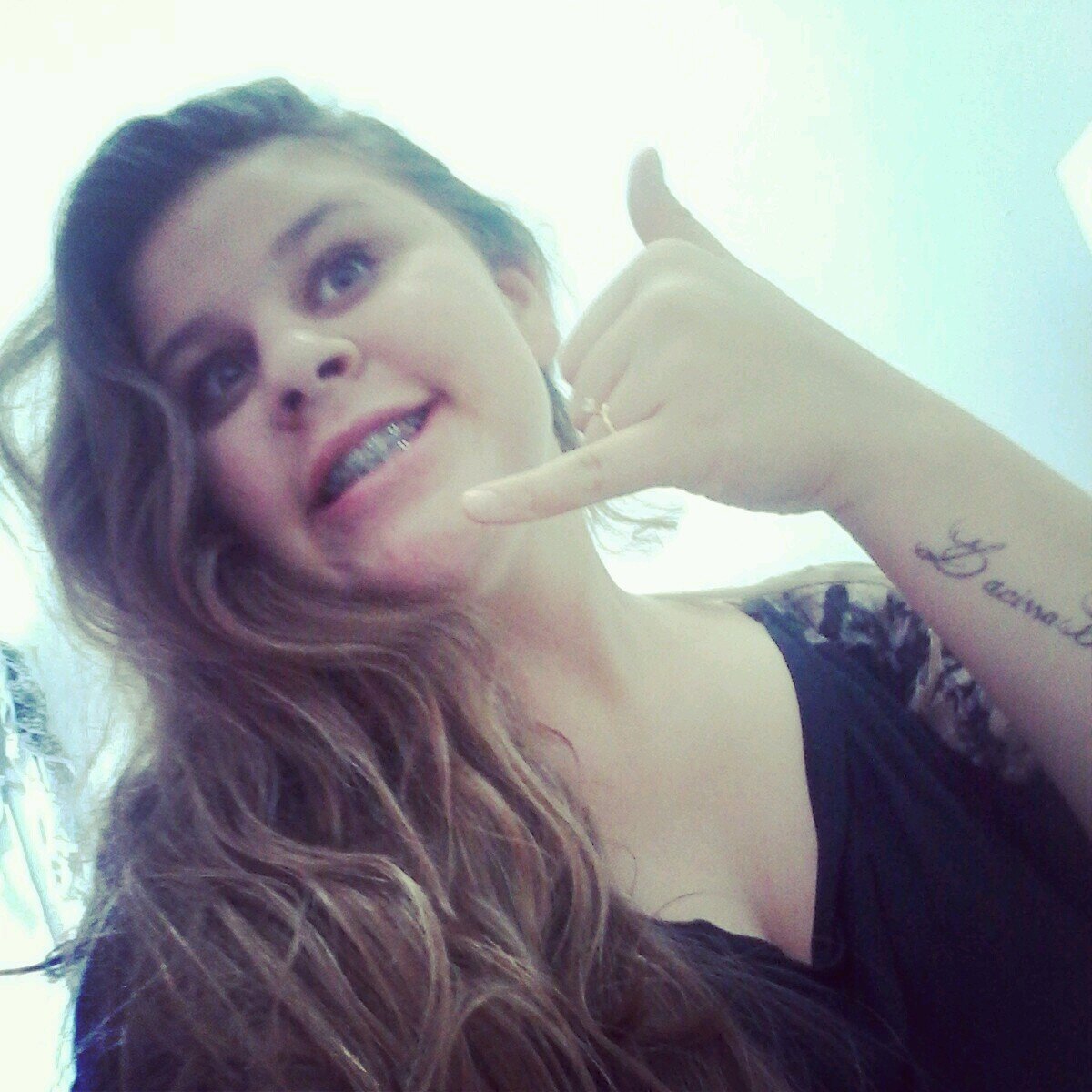 Seja humilde, pois até o sol com toda sua grandeza se põe e deixa a lua brilhar.